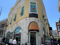 目的のお店ありました&#12316;！

Fasli（ファスリ）というお店です

トルコにはスープで炊いたご飯に白インゲン豆のトマト煮をカレーのように乗せて食べる料理があり、クル・ファスリエというのですが、これが日本人の口に合って美味しいんです

このお店はその専門店なんです
（が、他の料理もあります）

この日はお腹空いてなかったので店内には入りませんでしたが、Yちゃんが来たら絶対にランチに行こうと思っています