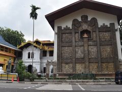 午後はお寺めぐりで、まずはガンガラーマ寺院へ。フォート地区から3kmほど南にいった場所にあり、コロンボ市内最大の寺院である。壁一面の壮大なレリーフがお出迎え。