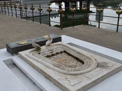 続いて、近くの湖上にあるシーマ・マラカヤ寺院を訪れた。スリランカ出身の有名建築家、ジェフリー・バワの設計である。
