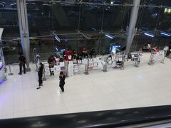 ２，定刻でバンコクスワンナプーム空港到着。　
空席も目立ち、4人掛けを一人利用&静かなフライトでした。
イミグレ＆荷物取り出し、税関も時間かからず通過。

各種予約案内版ある場所へ移動。
予約利用者等の名前が張り出されてました。
自分の名前見つけられて、一安心でした。



