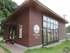 サカナテラスがあってカフェかと思ったら、海産物の販売や海鮮丼などのテイクアウトのお店でした。