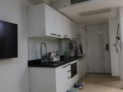 【Centara Residence＆Suites】
コンド部屋、キッチン。

☆Centara Pattaya Hotelの隣にこのコンドと
   AZURE HOTEL PATTAYA が位置してます。
   名前が似通っていてわかりずらい。