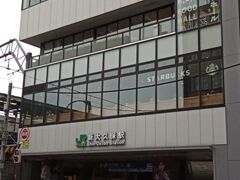 新大久保駅につきました。午前中はそこまで混んでいませんでしたが、昼過ぎにはかなり混んでいました。