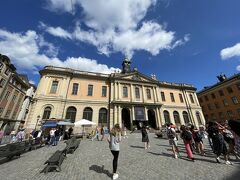 大広場に面して建つノーベル博物館

ここでツアーは一旦解散になって、自由行動のグループとは3時間半後に合流、私たちオプショナルツアー組は十数分後に集合することになった。
う～ん、時間がない…