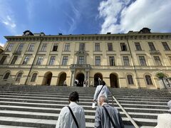 ドロットニングホルム宮殿に到着

「北欧のベルサイユ」と呼ばれる17世紀の王宮
現スウェーデン王室の住居にもなっているのだけど、バカンスシーズンで残念ながらお留守のところ、しっかり見学させていただきましょう♪