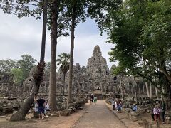 アンコール・ワットからアンコール・トムへ移動しました。まずはバイヨン寺院です。アンコール・トムは周辺寺院をまとめた総称なんですね。