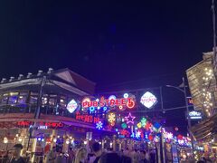 パブストリートに徘徊しに行きます。
2日連続での徘徊ですが賑やかで歩くだけでも楽しいですね。
この後ゲストハウスに戻ってビール飲みながら在住の方、スタッフさんとお喋りしてシェムリアップ2日目終了！