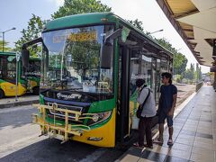 5分くらい待って次のバスに乗り換え。
ドライバーに乗り継ぎと申告したら運賃の支払いは不要でした。
