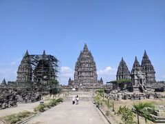 近くまで来ると崩壊してたり修復が行われている寺院がありました。
