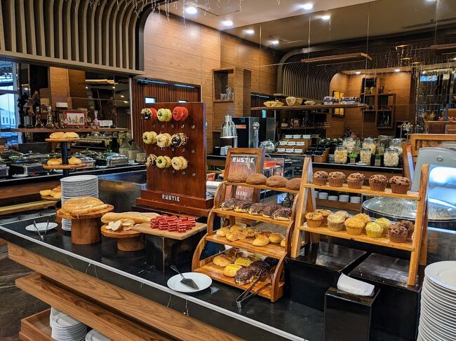 スラマッパーギー！<br />ぐっすり眠って2日目の朝。<br />ホテルの朝ごはんを頂きます。