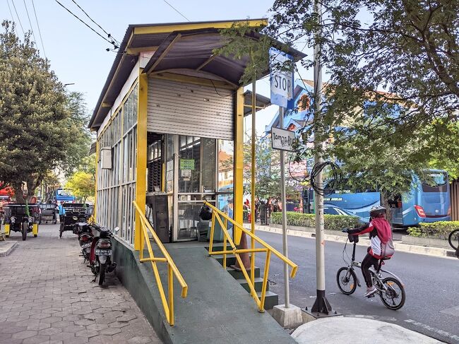 ホテルをチェックアウトした後は目の前のバス停からトランス・ジョグジャに乗ってプランバナン寺院群へ！