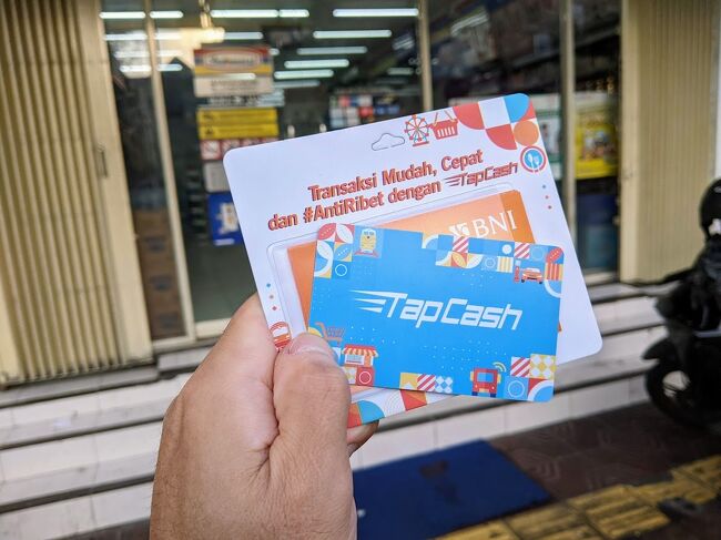 そんな訳で、<br />コンビニに行ってEmoneyカードを入手。<br /><br />1軒目のコンビニでは扱いが無く、2軒目は売り切れ、3軒目でようやくゲットできました。<br />