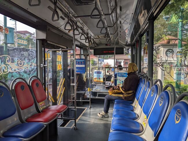 車内はこんな感じ。<br />ドライバーの運転が荒いので乗り心地は最悪でした。