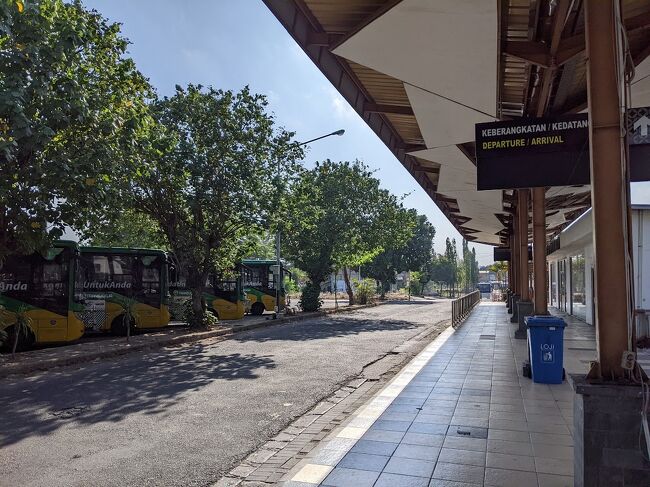 30分くらい走ったあと、途中のバスターミナルで全員降ろされバスはそのまま走り去りました。<br /><br />意味が分からなかったのでターミナルに居た係のおじさんになんでか聞いたらドライバーチェンジとの事。<br /><br />トランス・ジョグジャは循環バスだから、ここを起点に一周したらで交代するんだと理解しました。<br />