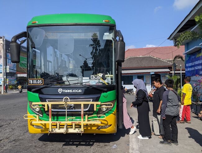 バスターミナルから更に30分くらい走って、目的地のプランバナン・ターミナルに到着！<br />