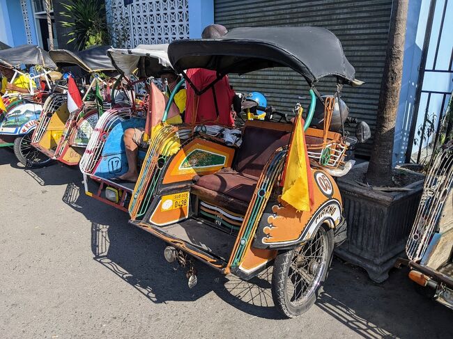 バスを降りるとベチャの運転手たちが待ち構えてました。<br /><br />プランバナン寺院まで歩いて行くつもりだったので最初は無視しましたが、しつこいので立ち止まって話を聞くと、寺院まで歩いて行ける距離じゃない！とか、暑いから歩かない方が良い！とか色々言われたので結局ベチャに乗ることにしました。<br /><br />料金は最初の言い値の30Kからネゴして20Kルピアで196円。<br />