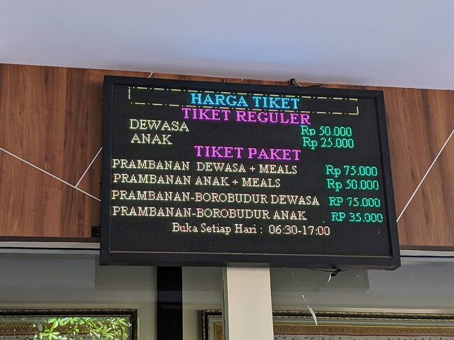 入場チケットはKITASを持っているのでローカル側の窓口で購入。<br /><br />外国人価格の235Kルピア（2,260円）に対し、50Kルピア（480円）で済んだので1,780円くらい得しました。<br />