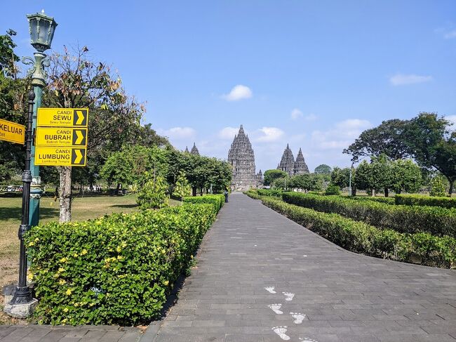 始めはメインのプランバナン寺院から。<br />たけのこの里のような寺院が見えてテンションUP！<br />