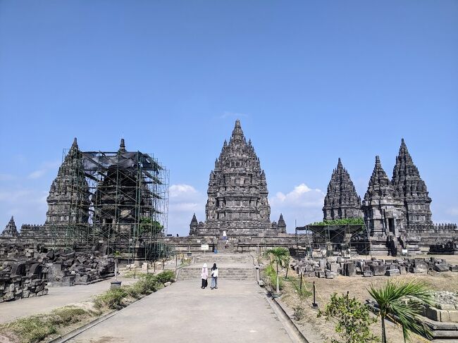 近くまで来ると崩壊してたり修復が行われている寺院がありました。<br />