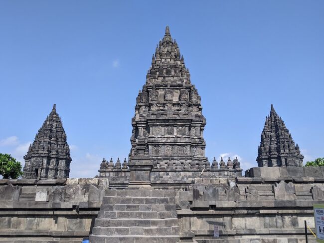 入口から突き当たった真正面あるナンディー寺院。（方角的には東側）<br /><br />真正面に位置する寺院なのでプランバナン寺院群を代表する寺院だと思い写真をたくさん撮ったけど違いました。<br />