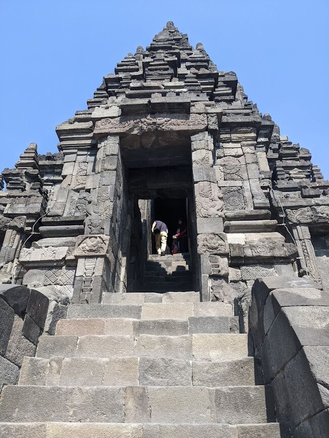 南側のフラフマー寺院から順番に中へ！<br />高さは33ｍあって階段は急勾配です。<br />