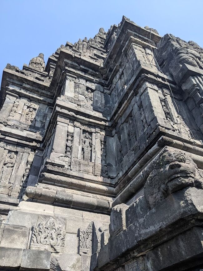 壁面の高い所までリーフが彫られています。<br />