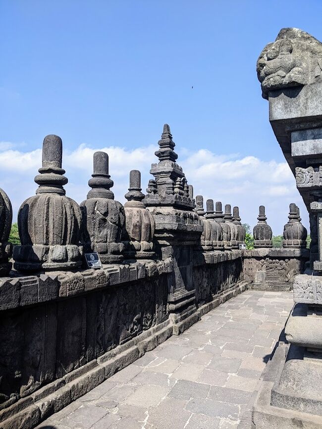 回廊の外壁の上にはカボチャ形のストゥーパがズラリと並んでいます。