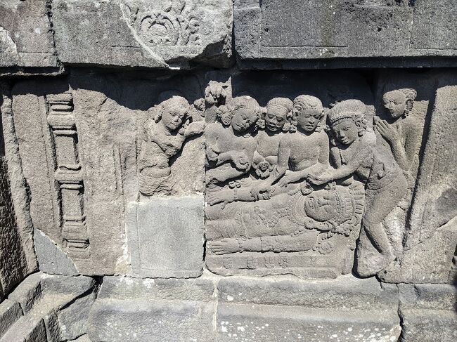 回廊の外壁の内側に描かれているレリーフはヒンドゥー教の叙事詩ラーマーヤナの物語を伝えるレリーフとの事。<br />