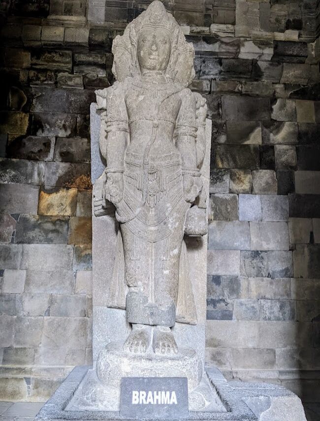 祠堂に安置されているブラフマー像はヒンドゥー教の創造神で顔が４つあります。<br />