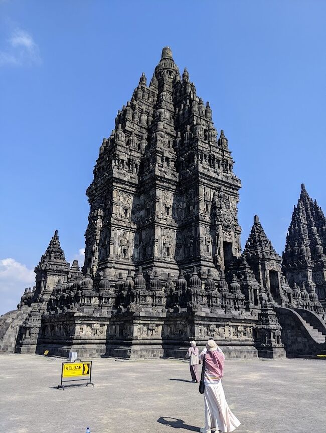 続いて中央部のシヴァ寺院！<br /><br />高さは47ｍあってプランバナン寺院群で最も高く、シヴァ神がヒンドゥー教の至高神であることを表しているといわれてます。<br />