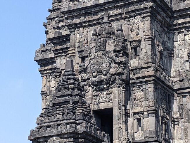 入口の階段の上部に描かれている大きなカーラ（冥界の主）の顔のレリーフ。<br />