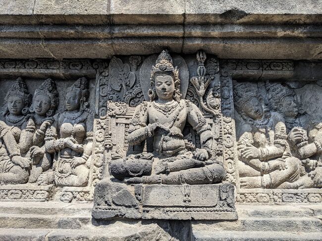 壁面のレリーフの保存状態は良好。<br />