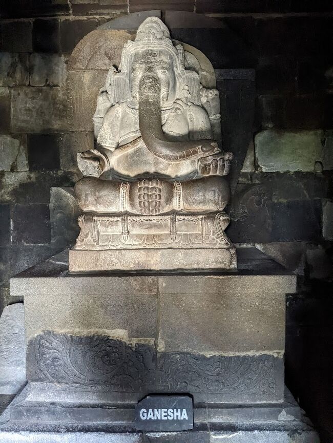 みんな大好きガーネーシャ！<br /><br />鼻を触ると頭が良くなるといわれているので鼻の部分が擦れてテカテカです。今さら学力アップは期待できないので、これ以上バカになりませんように！と触っておきました。<br />