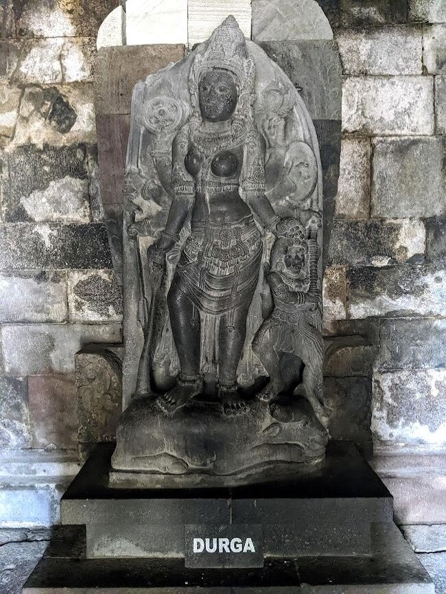 ヒンドゥー教の女神ドゥルガー。<br />こっちはみんな胸を触るのかな？