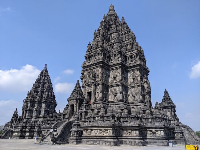 最後は北側のヴィシュヌ寺院！<br /><br />高さは南側のブラフマー寺院と同じ33ｍです。ここも中に入って祠堂のヴィシュヌ像を撮りましたが何故か消えてたので写真はありません。<br />