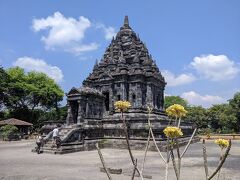 以前は粉々に崩壊していたそうですが今はきれいに修復されてました。本堂だけのコンパクトな寺院です。
