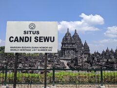 最後はセウー寺院！

249の建物から成り立つ寺院でプランバナン寺院と同じくらいの規模感があります。しかし、ジャワ島中部地震で崩れてしまったのか、ほとんどの建物がこっぱみじんになってました。

