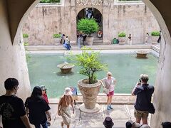 目の前にプールみたいな水浴場が、
パッ！と出現。
