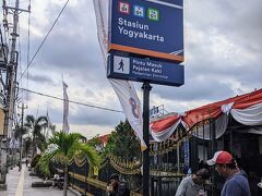帰りに乗る列車のチケットを買うため早めにジョグジャカルタ駅にやって来ました。タマン・サリから50分くらい歩いて疲れたのでGrabかGojekを使えばよかったと反省。
