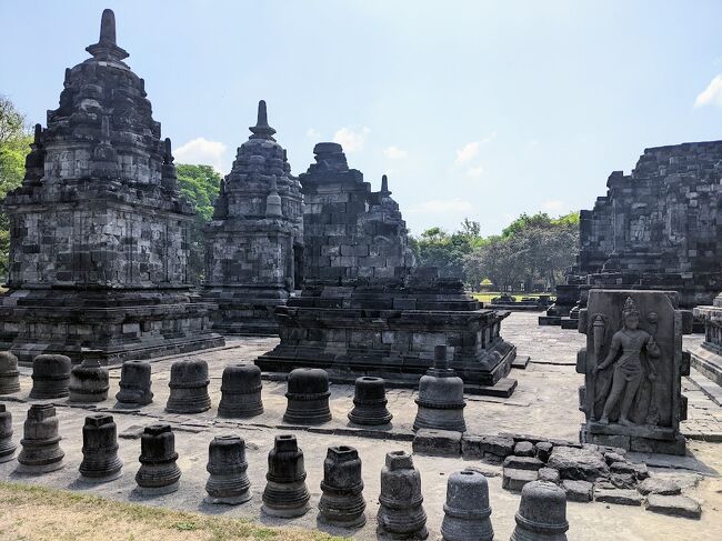 ルンブン寺院は主堂と6つの祠堂から成る仏教寺院群ですが、原型を留めてない建物が多く廃墟っぽい雰囲気でした。<br />