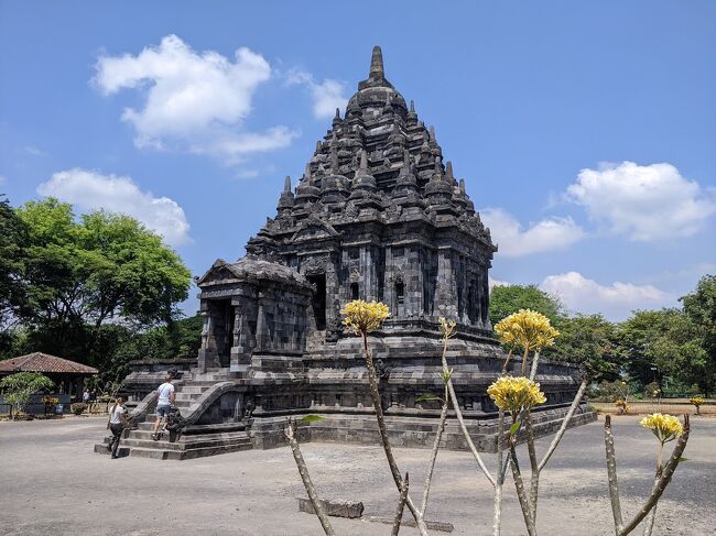 以前は粉々に崩壊していたそうですが今はきれいに修復されてました。本堂だけのコンパクトな寺院です。<br />