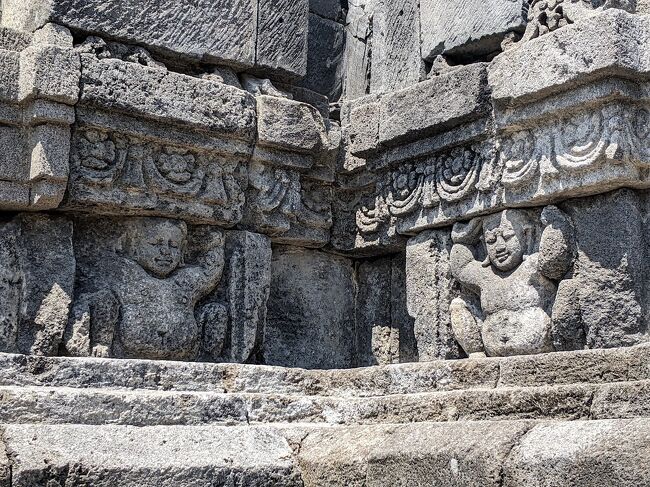 壁面には建物を支えている人のレリーフがあります。<br />