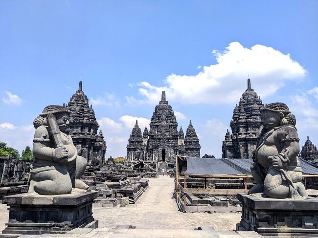 正面の参道。<br />左右に守護神のドゥワラパラ像が安置されている参道を突き進んで中に入ります。<br />