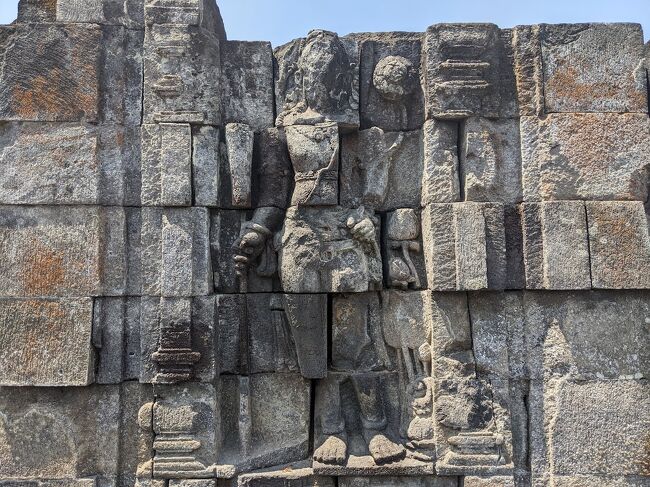 壁面だけ残っている建物もいくつか有りましたが、ほとんどのレリーフは風化してたり地震で位置がズレたものでした。<br />