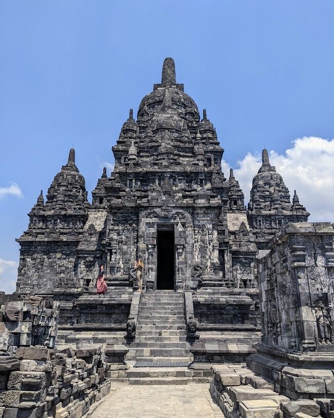 主堂（たぶん）は修復されており、中に入ったり壁面の周りを歩いたりすることが出来ました。