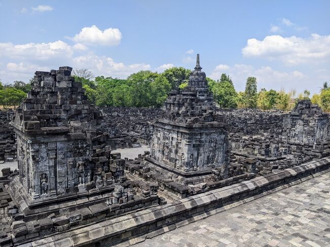 外壁に沿った通路の上に立って周辺を見渡すと、中心部から外側になるにつれて激しく崩壊している様子が良く分かります。<br />