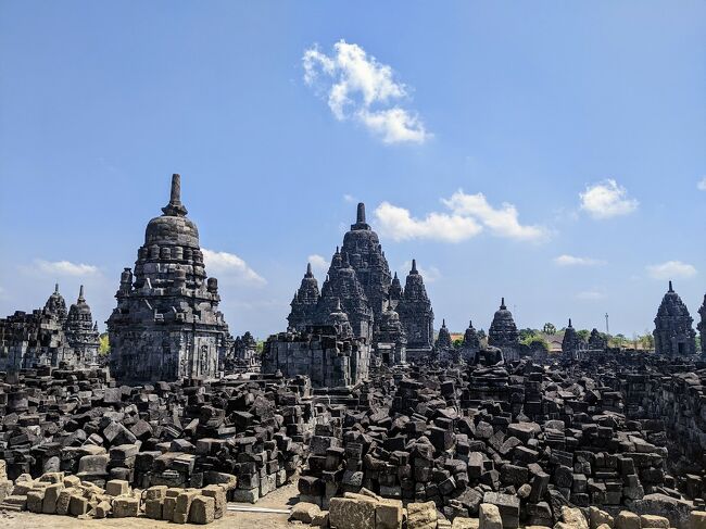 セウー寺院は見応えがあったのでじっくりと見て周りました。<br /><br />プランバナン寺院にも匹敵するポテンシャルがあると思うので、崩壊した全ての建物が修復されることを願いつつ、この場を後にしました。<br />