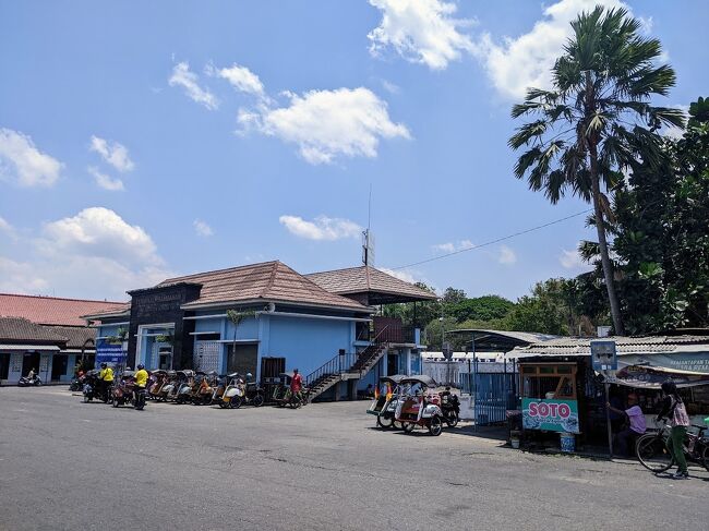 選択したルートはプランバナン寺院の中の駐車場を突き抜けて西側の出入口のゲート通るルートでしたが、なんと！ゲートが封鎖されていたので通れませんでした。<br /><br />そんな訳で時間と距離を大幅にロスしてバスターミナルに到着。21分くらい掛かりました。ちなみに水色の壁の建物がバスターミナルです。<br />
