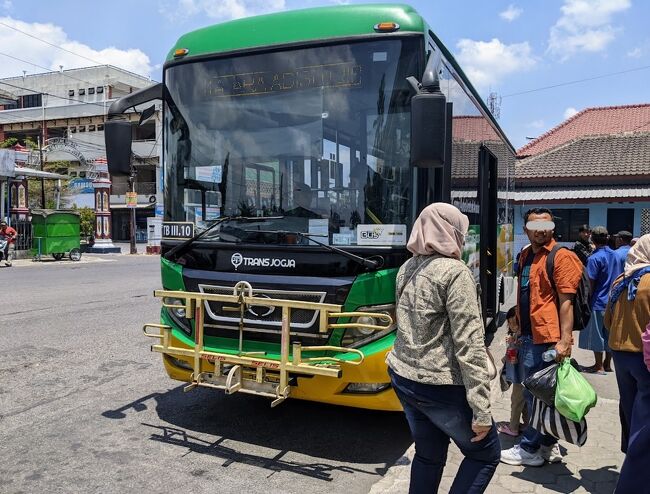 そして5分くらい待ってトランスジョグジャに乗車！<br />