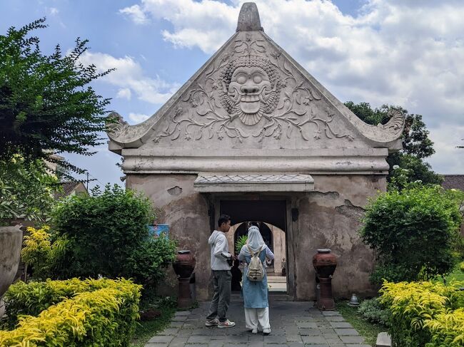 門を通って、さっそく中へ！<br />